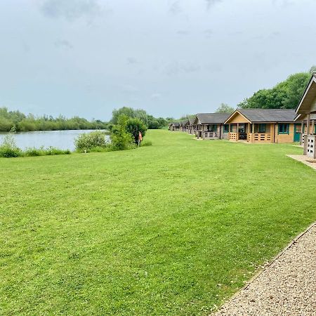 Lake Pochard, Oak Lodge South Cerney Exterior foto