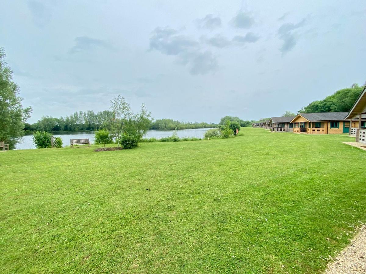 Lake Pochard, Oak Lodge South Cerney Exterior foto