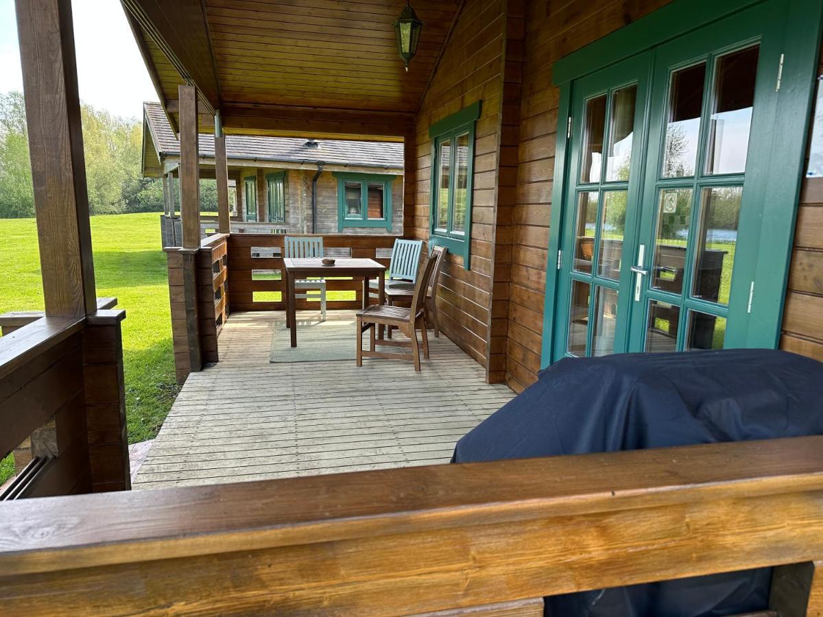 Lake Pochard, Oak Lodge South Cerney Exterior foto